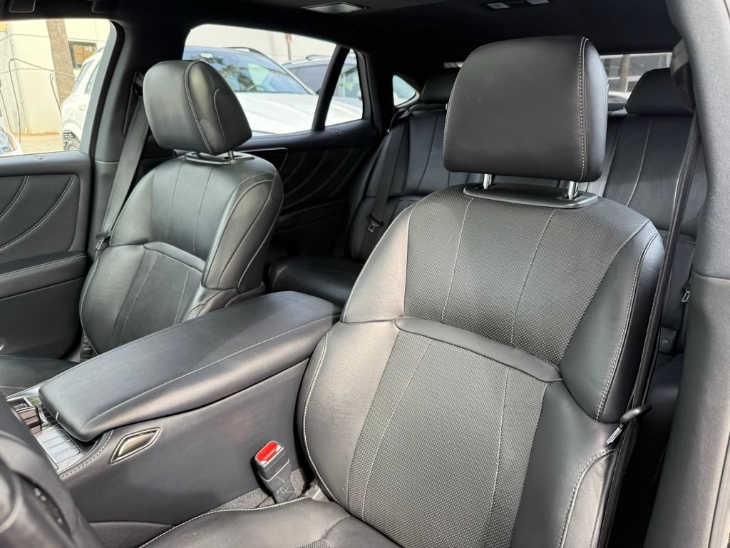 Used 2019 Lexus LS 500 w/ Accessory Package (Z2) RWD image 13