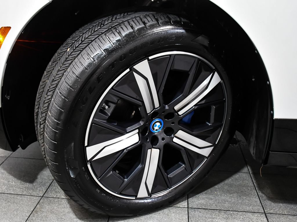 Used 2024 BMW iX xDrive50 w/ Sport Package AWD/4WD image 7