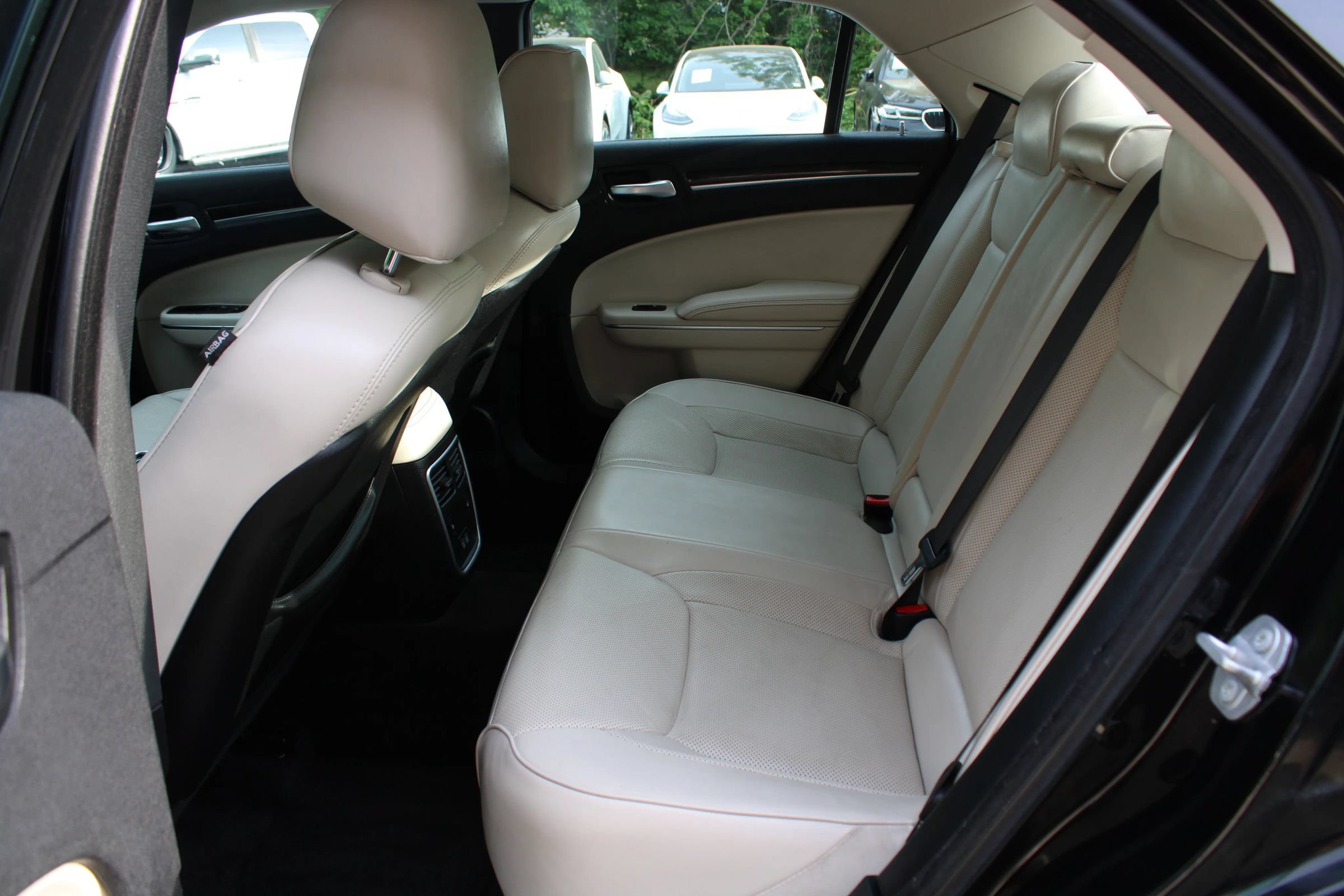 Used 2018 Chrysler 300 Limited RWD image 18