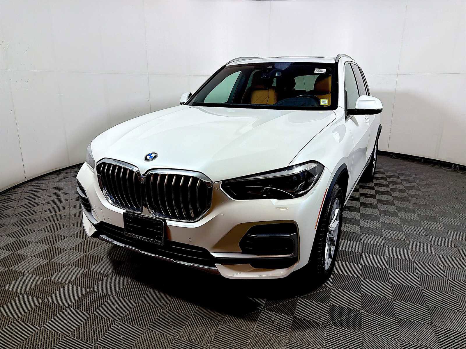 Certified 2023 BMW X5 xDrive40i w/ Premium Package AWD/4WD image 3