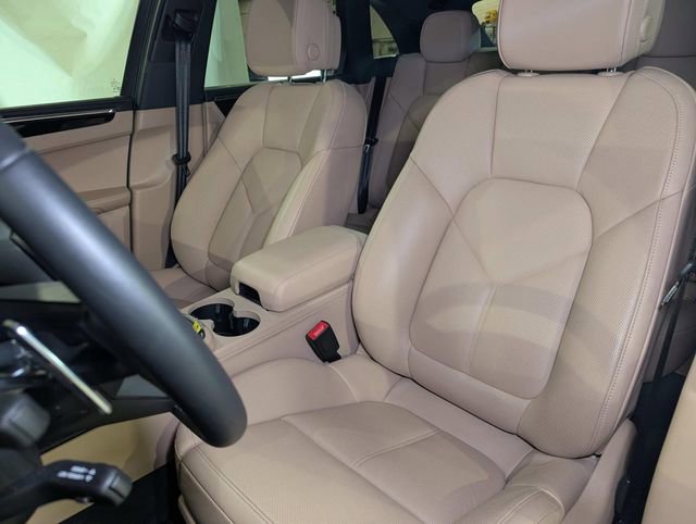 Certified 2025 Porsche Macan image 5