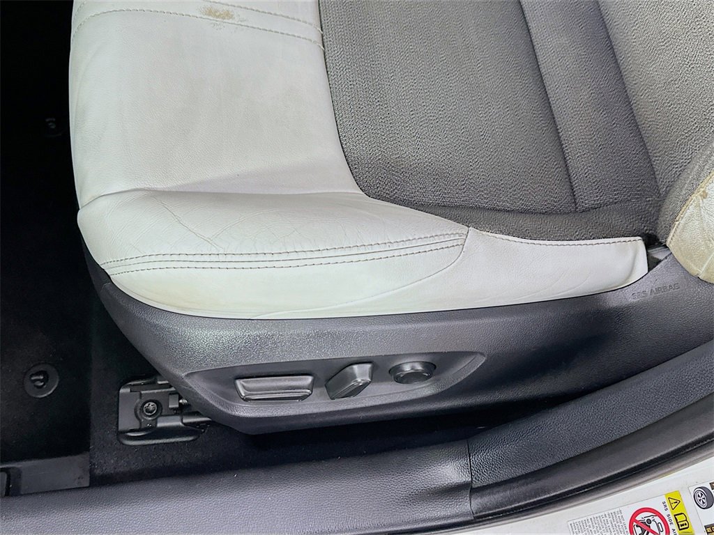 Used 2019 Toyota Corolla XSE image 9