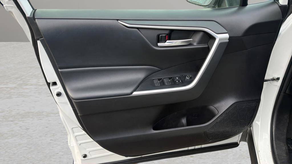 Used 2022 Toyota RAV4 XLE image 11