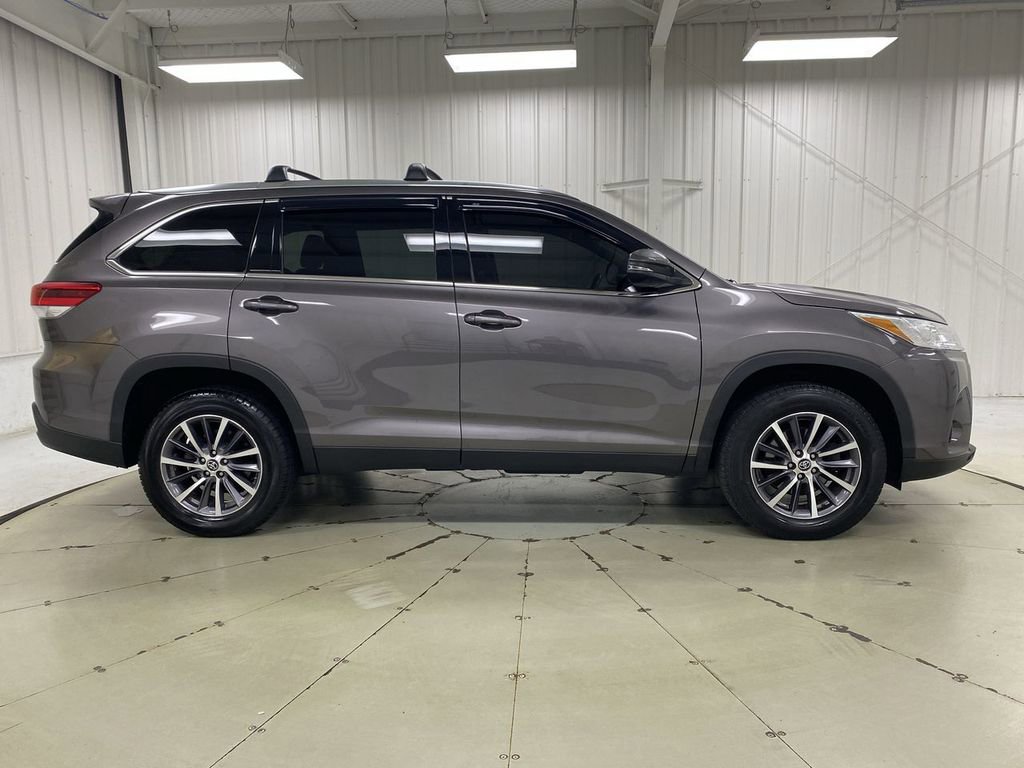 Used 2019 Toyota Highlander XLE FWD image 12