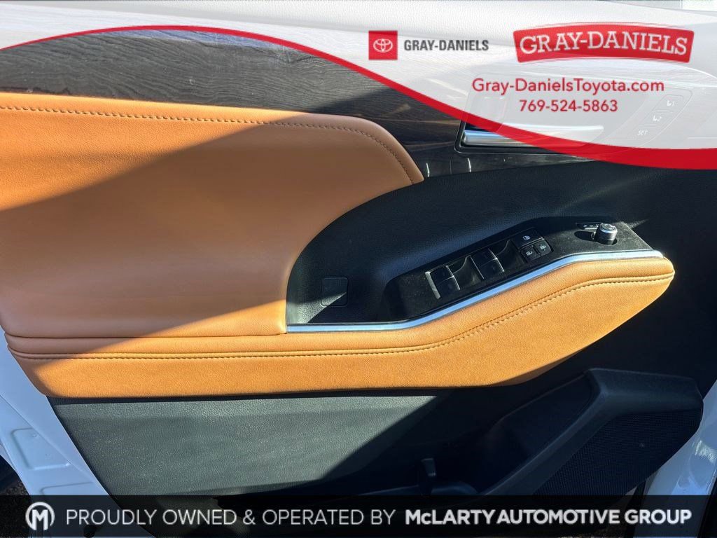 Used 2025 Toyota Highlander Platinum image 37