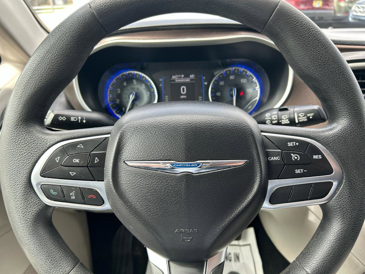 Used 2017 Chrysler Pacifica Touring FWD image 12
