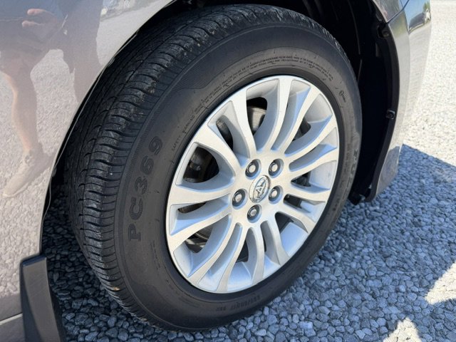 Used 2015 Toyota Sienna XLE Premium FWD image 9