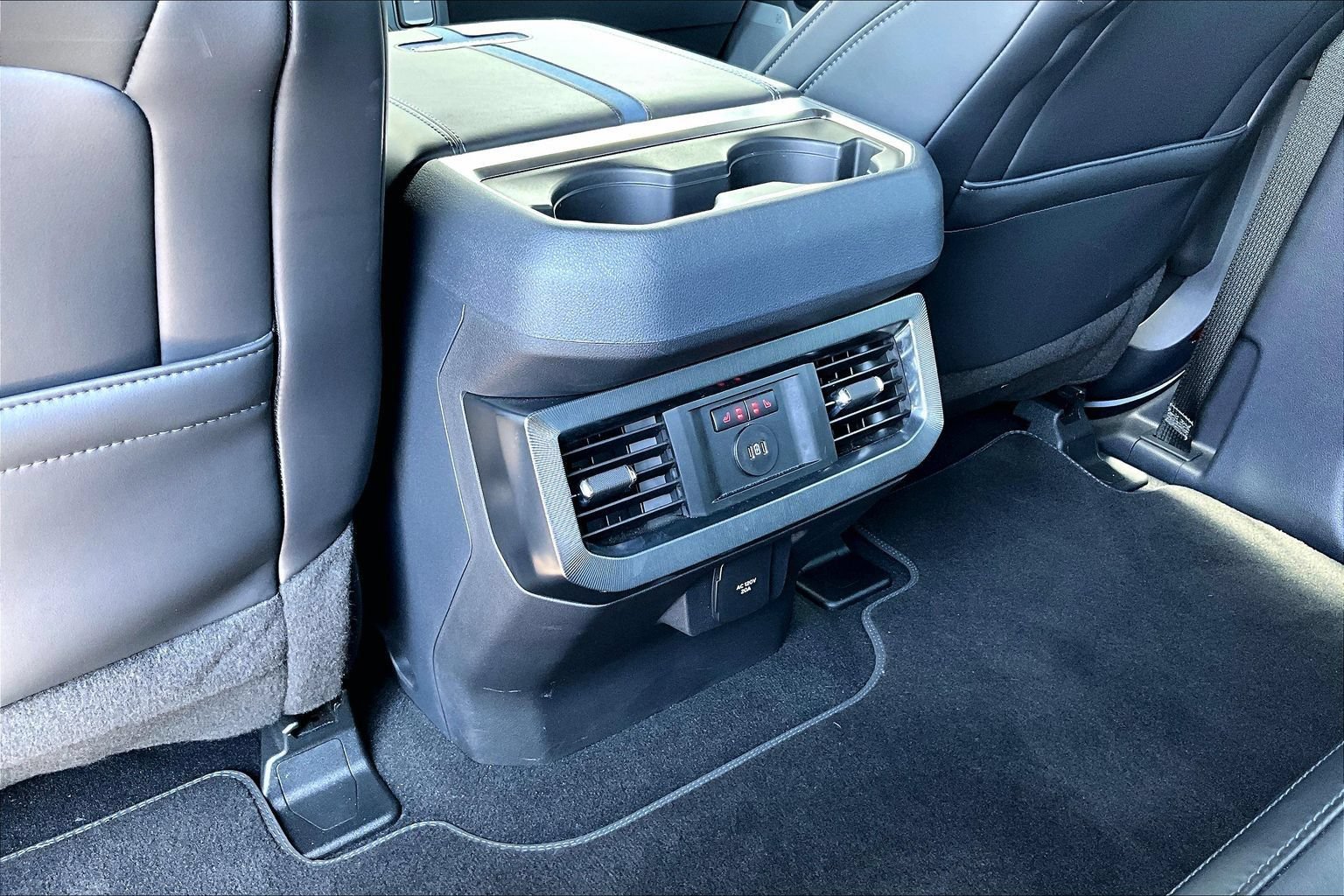 Used 2025 Ford F450 Platinum w/ FX4 Off-Road Package AWD/4WD image 34