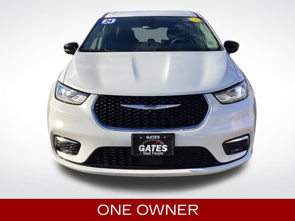 Used 2024 Chrysler Pacifica Select image 3