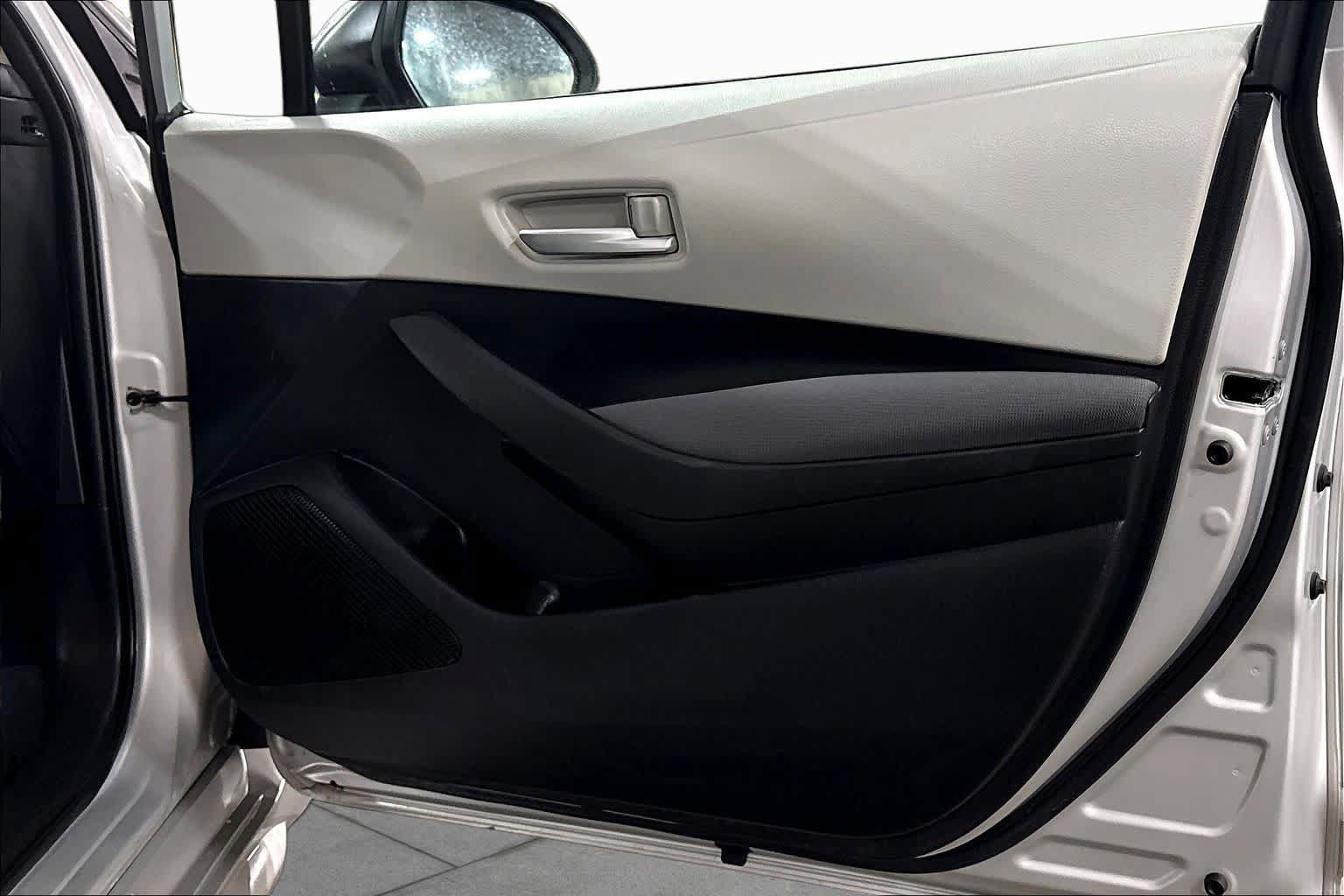 Used 2021 Toyota Corolla LE FWD image 22