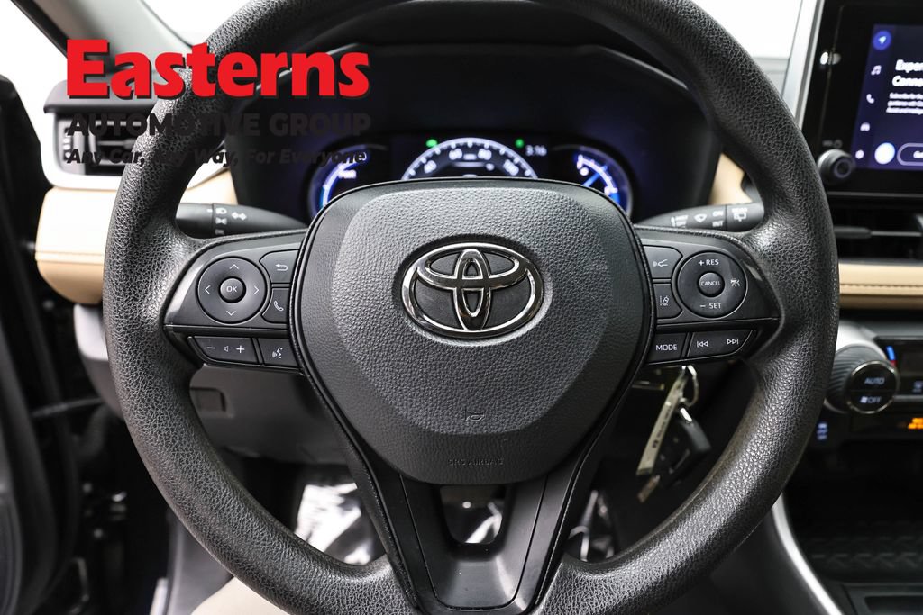 Used 2023 Toyota RAV4 LE AWD/4WD image 10