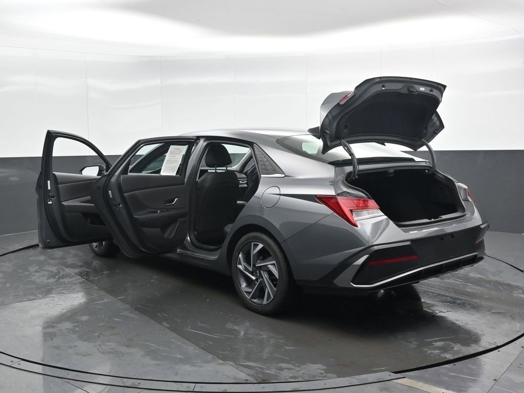 Used 2025 Hyundai Elantra Limited FWD image 50