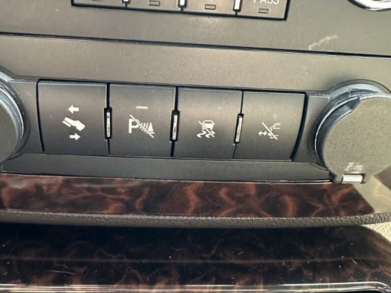 Used 2011 GMC Yukon XL Denali image 17