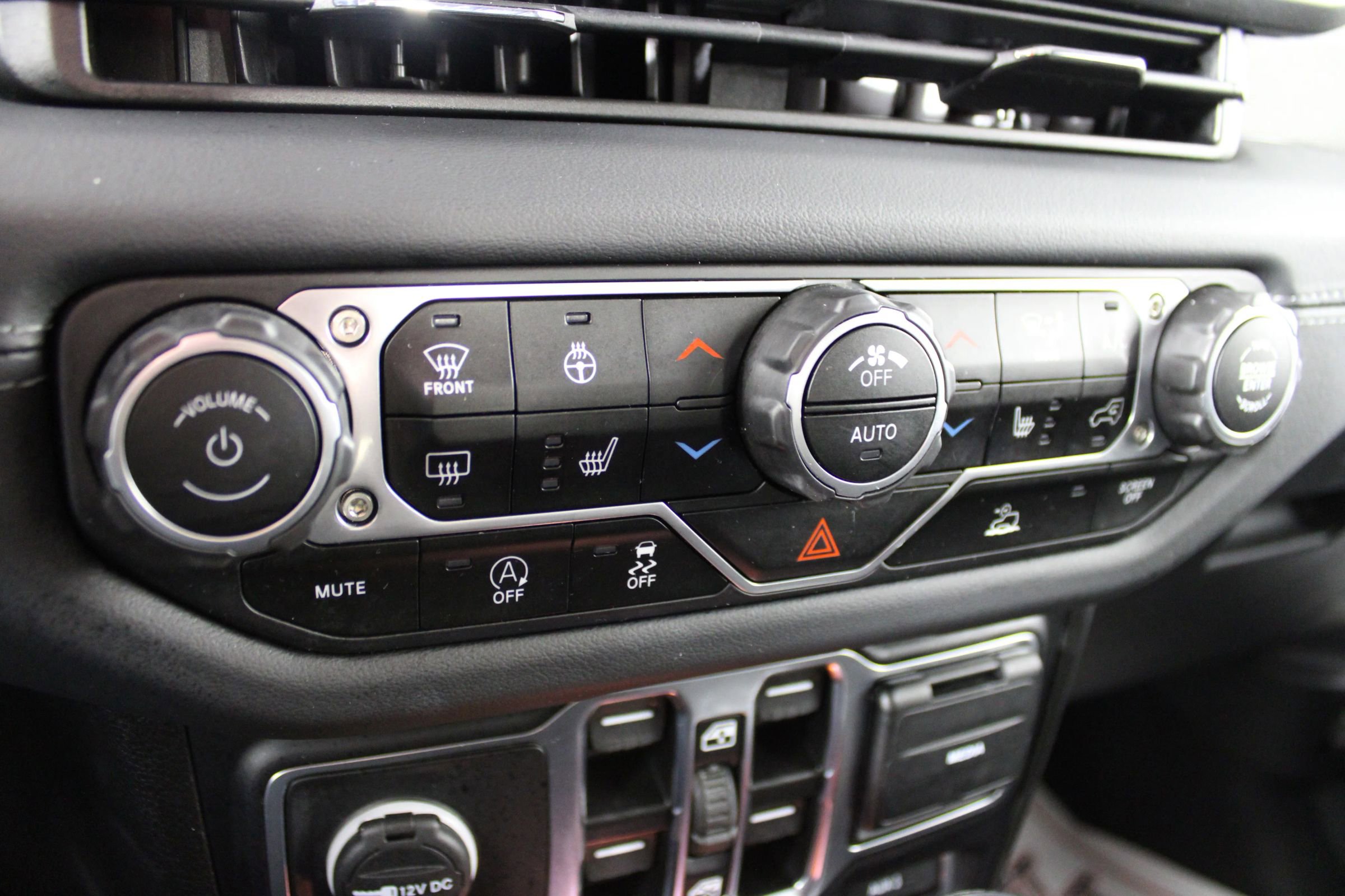 Used 2024 Jeep Wrangler Unlimited Sahara image 24