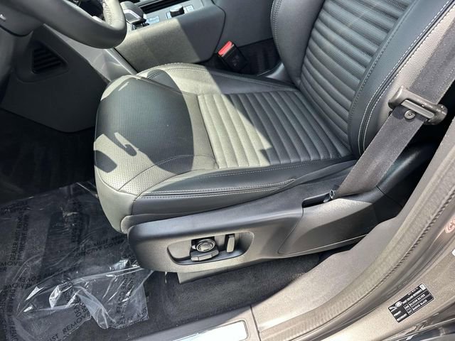 Used 2024 Land Rover Discovery Dynamic SE image 14