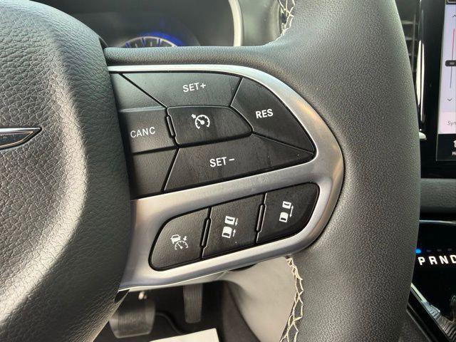 Used 2026 Chrysler Pacifica Select image 10