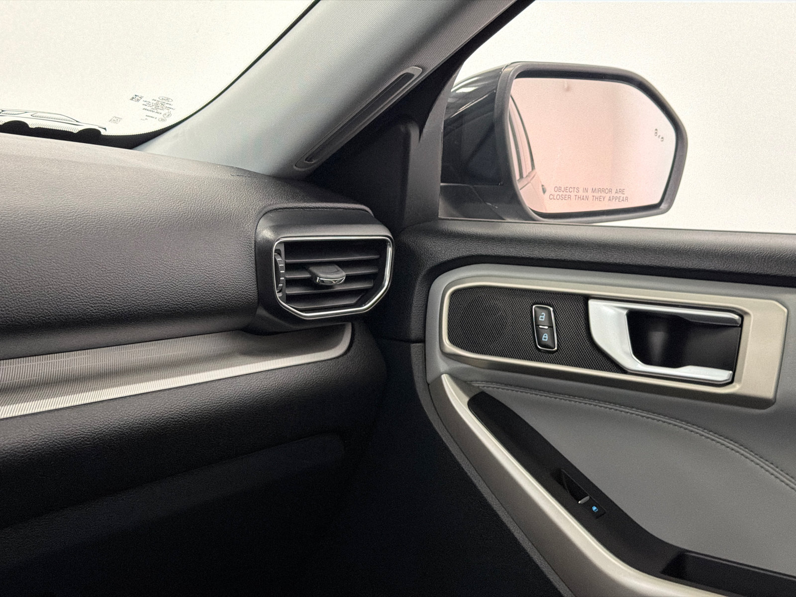 Used 2023 Ford Explorer XLT w/ Equipment Group 202A AWD/4WD image 33