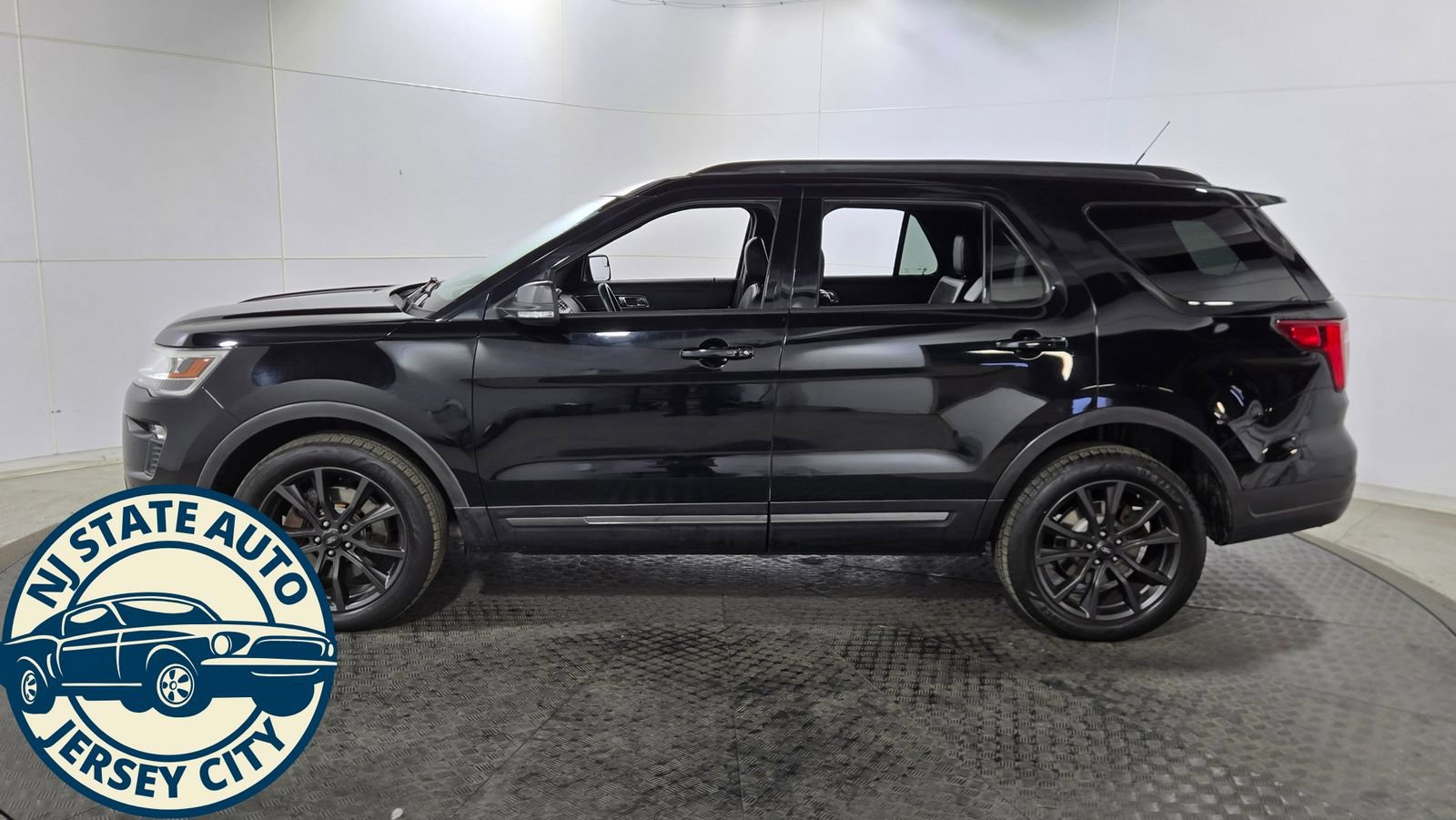 Used 2018 Ford Explorer XLT w/ Equipment Group 202A AWD/4WD image 4
