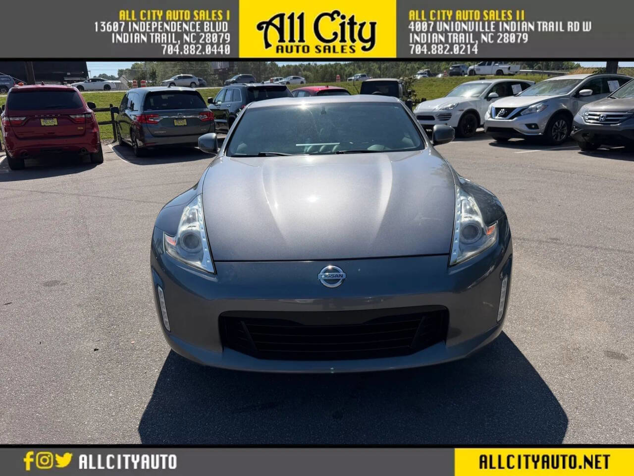 Used 2016 Nissan 370Z Coupe RWD image 2