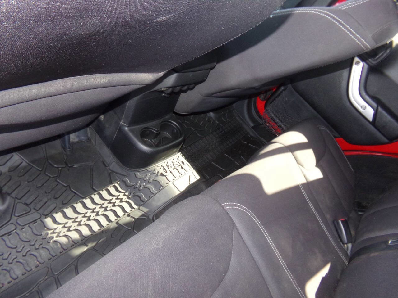 Used 2014 Jeep Wrangler Unlimited Sahara w/ Connectivity Group image 14