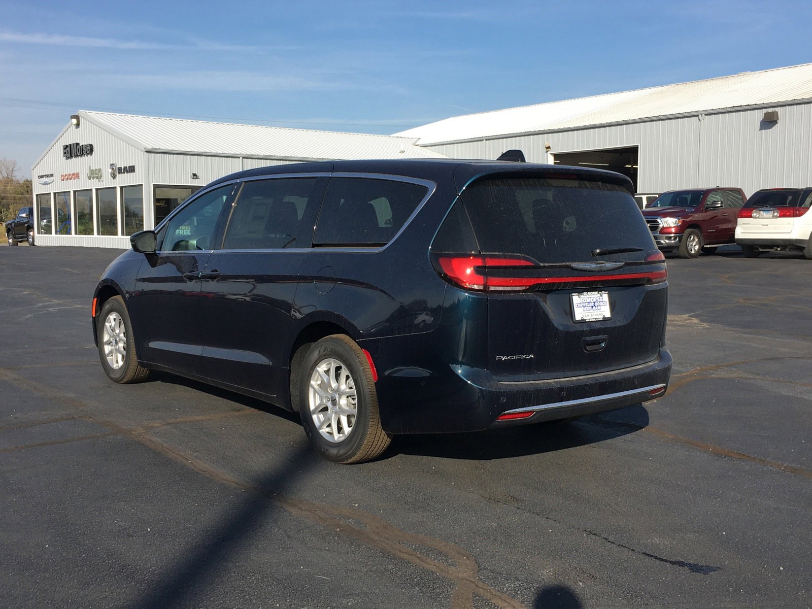New 2025 Chrysler Pacifica Select image 7