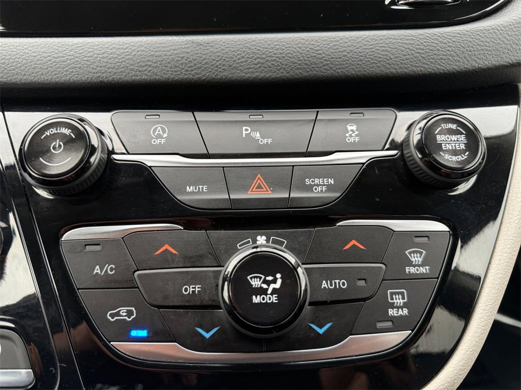 Used 2018 Chrysler Pacifica Touring-L image 17