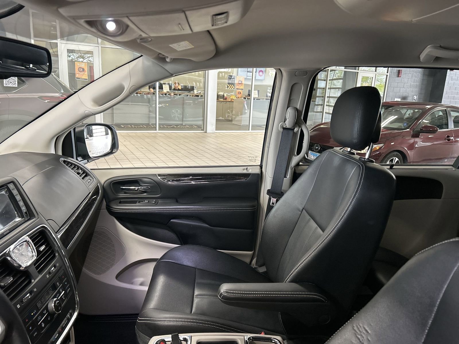 Used 2016 Chrysler Town & Country Touring w/ Driver Convenience Group FWD image 3