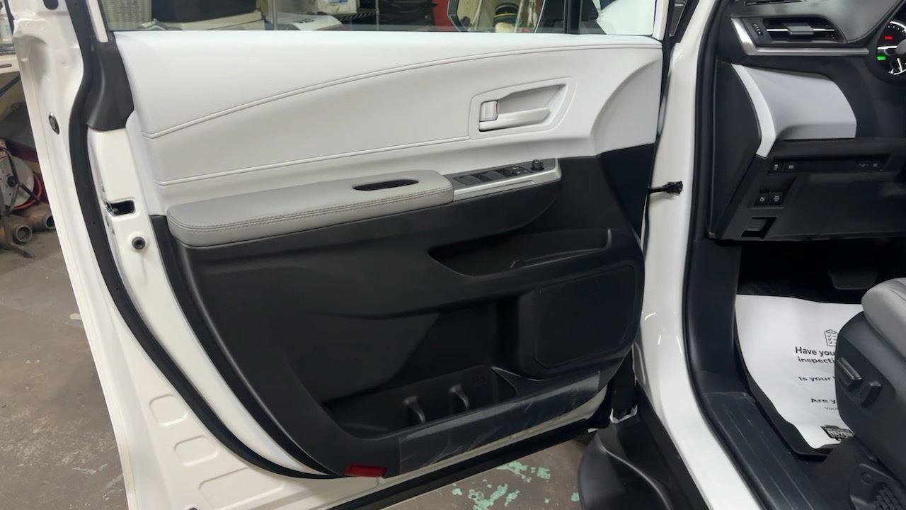 Used 2025 Toyota Sienna LE image 30