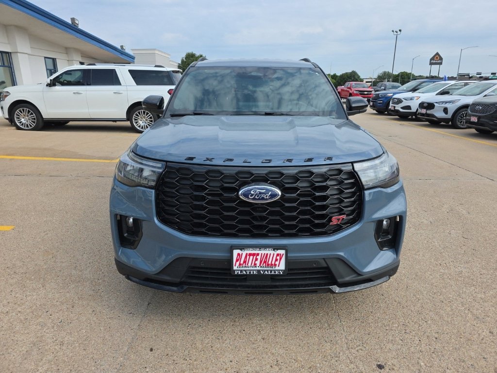 Used 2025 Ford Explorer ST image 2
