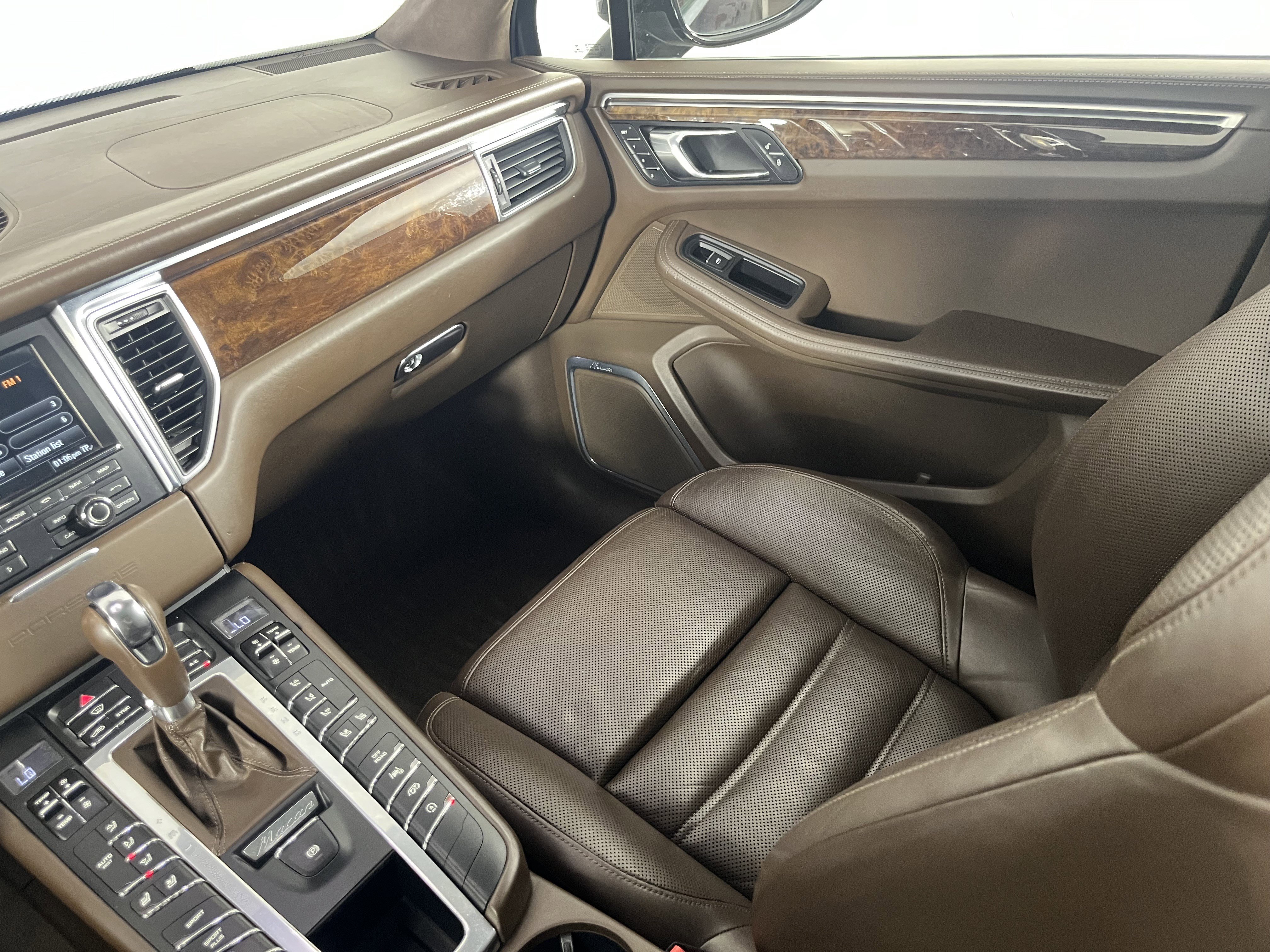 Used 2016 Porsche Macan Turbo AWD/4WD image 11