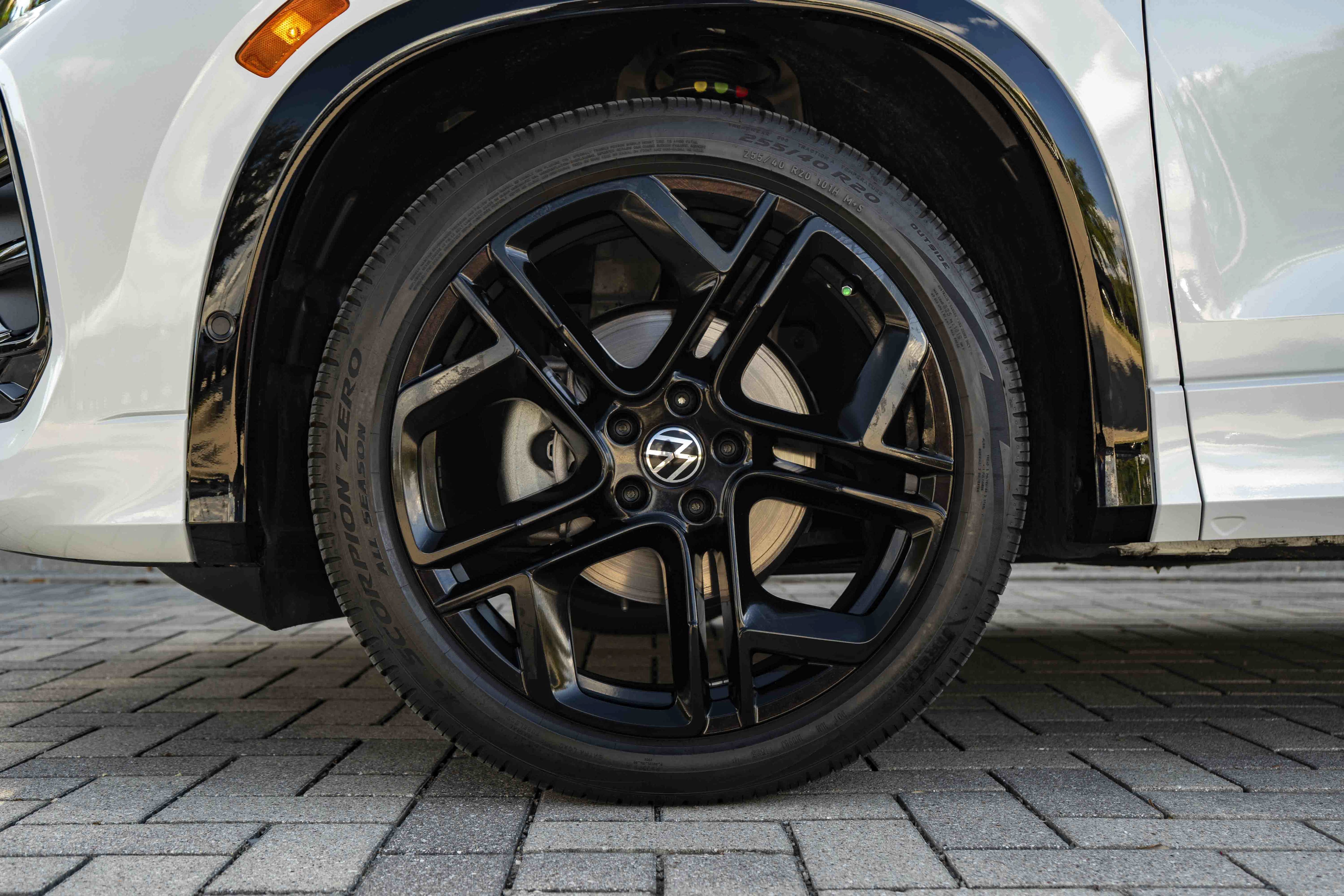 Certified 2026 Volkswagen Tiguan SE R-Line FWD image 13