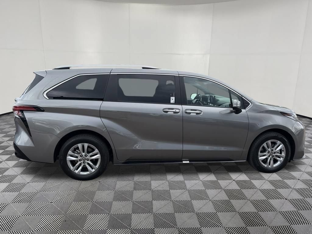 Used 2026 Toyota Sienna Limited FWD image 28