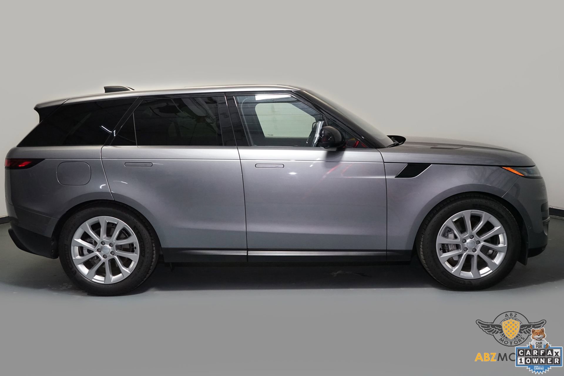 Used 2025 Land Rover Range Rover Sport SE image 4