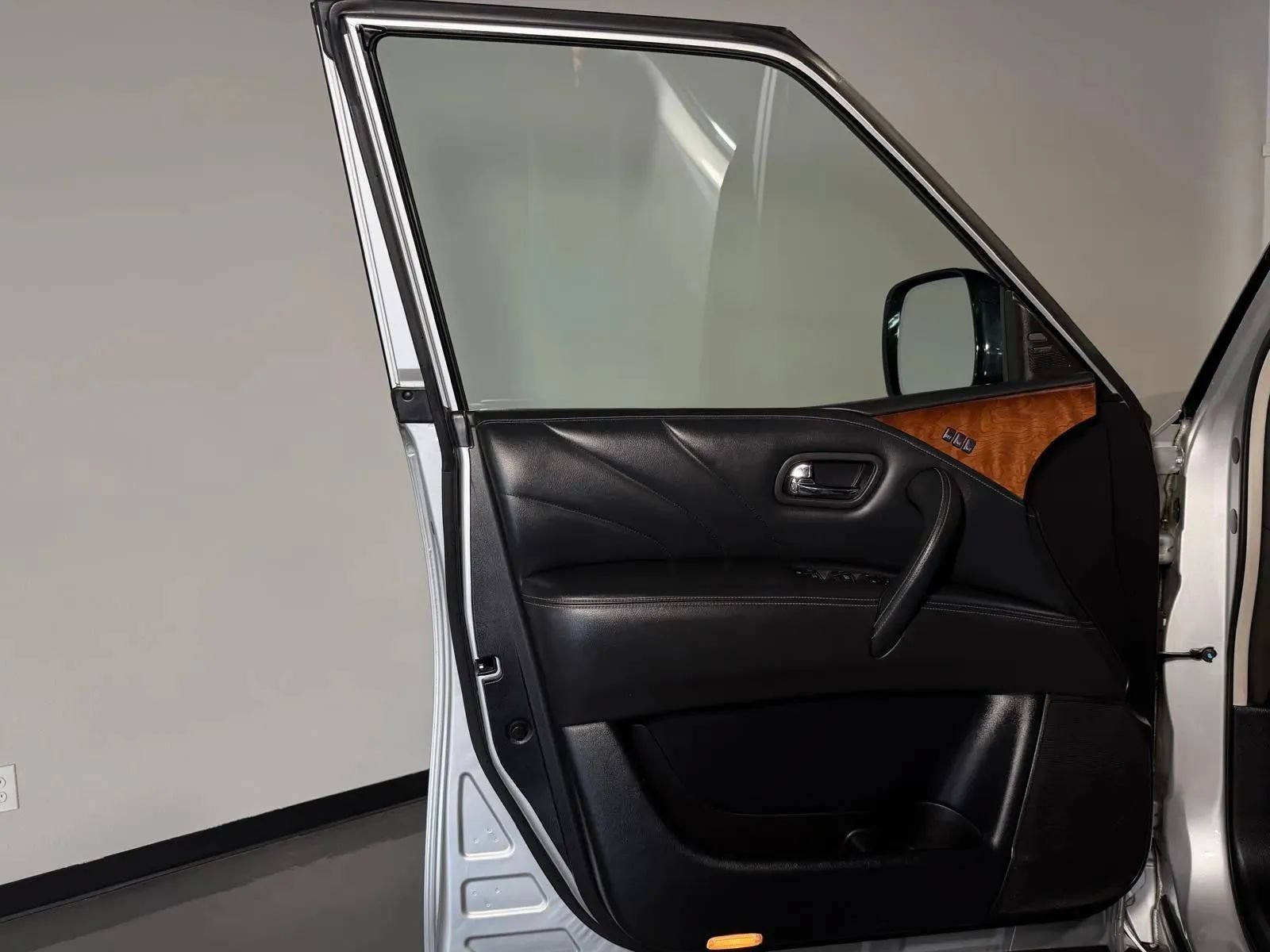 Used 2015 INFINITI QX80 2WD w/ Deluxe Technology Package image 28