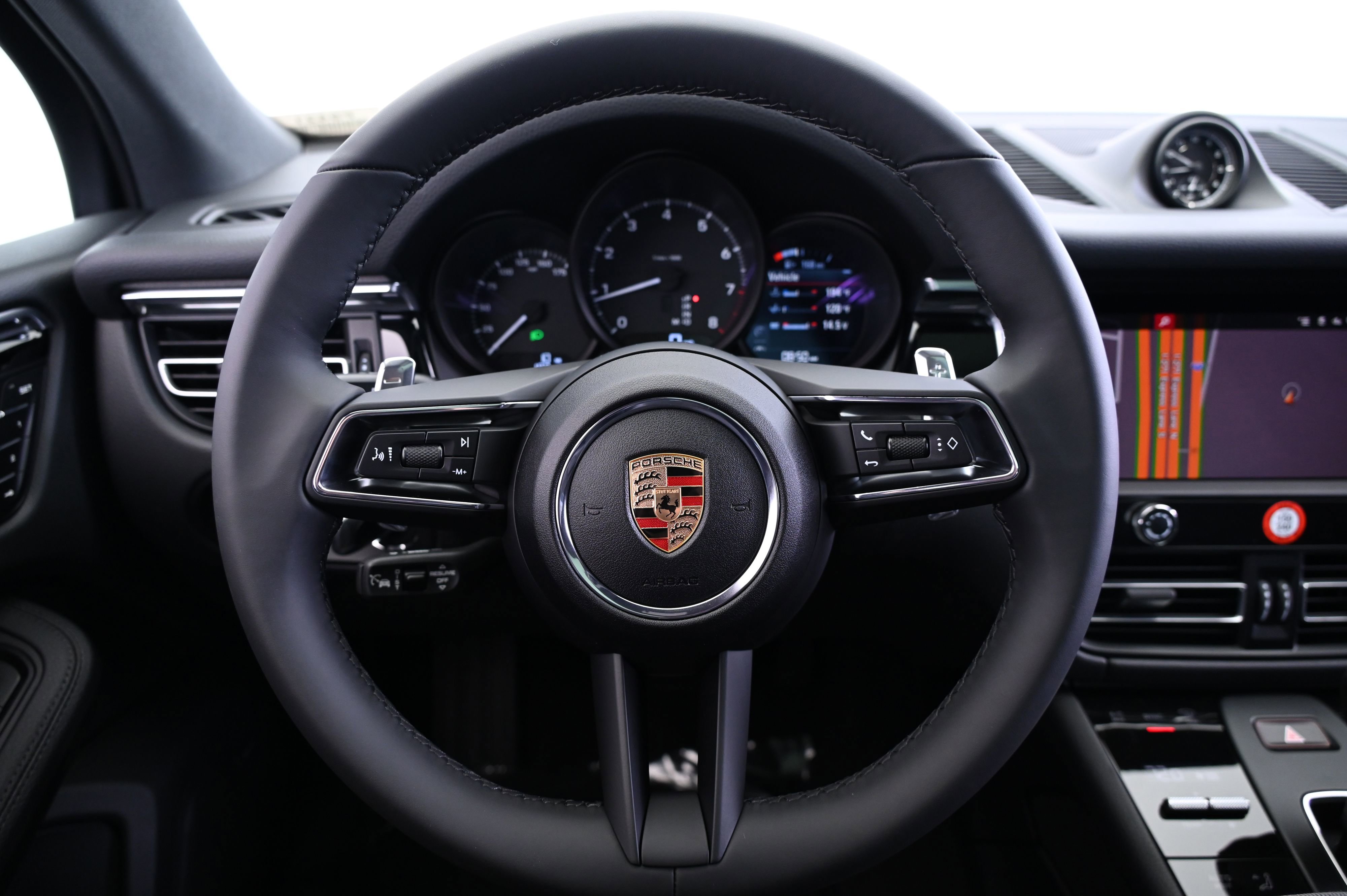 Certified 2025 Porsche Macan image 45