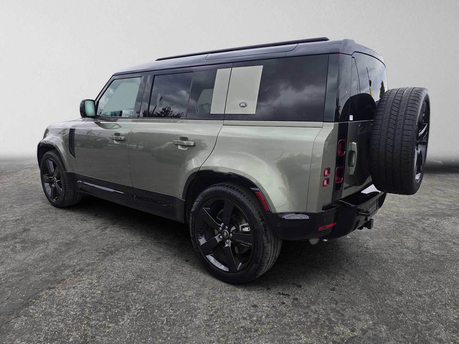 Used 2024 Land Rover Defender 110 X-Dynamic SE AWD/4WD image 3