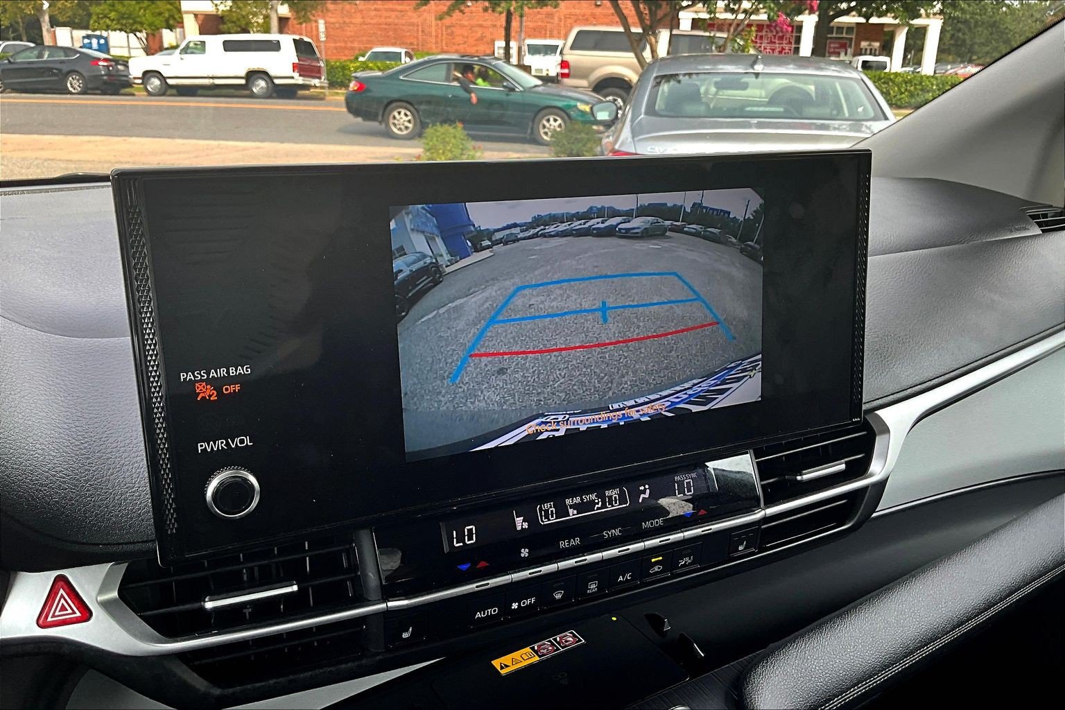 Used 2025 Toyota Sienna XLE FWD image 23