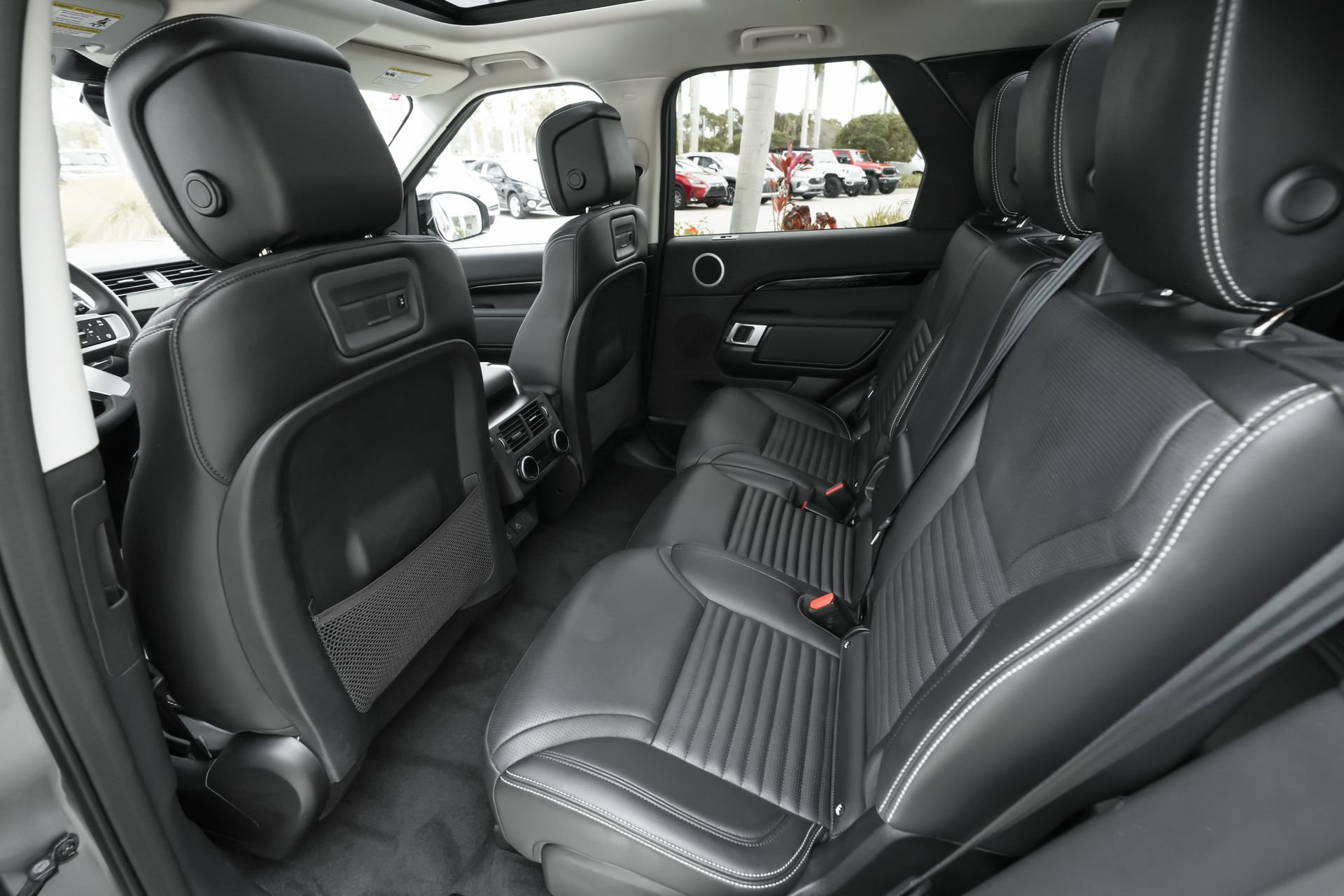 Used 2024 Land Rover Discovery S image 33