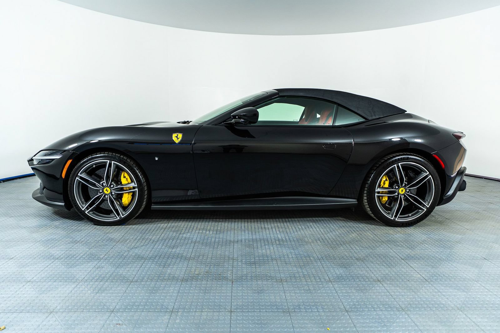 Certified 2025 Ferrari Roma Spider RWD image 35