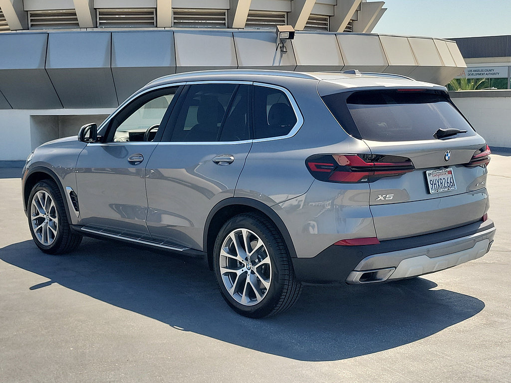 Used 2024 BMW X5 sDrive40i w/ Parking Assistance Package RWD image 2