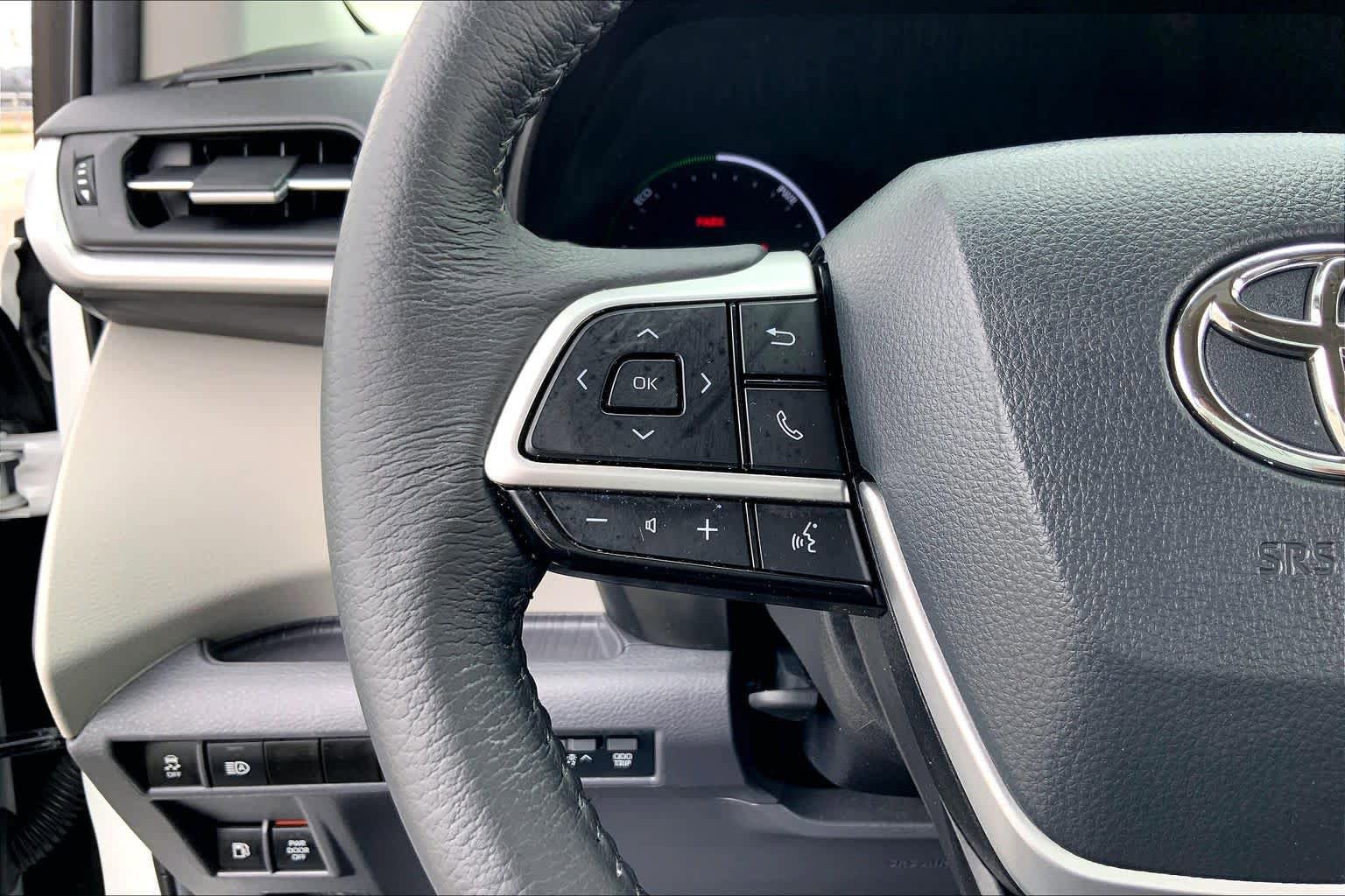 Certified 2024 Toyota Sienna XLE FWD image 23