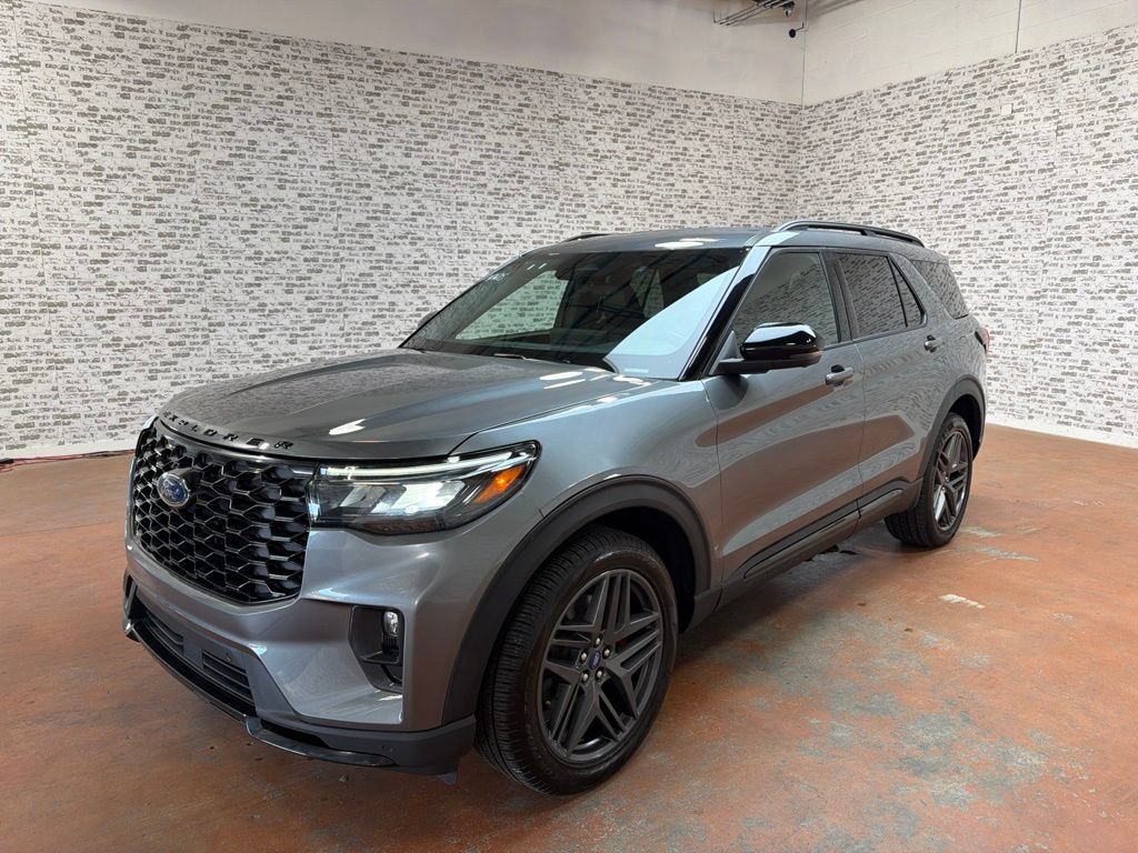 Used 2025 Ford Explorer ST-Line w/ ST-Line Street Pack AWD/4WD image 3