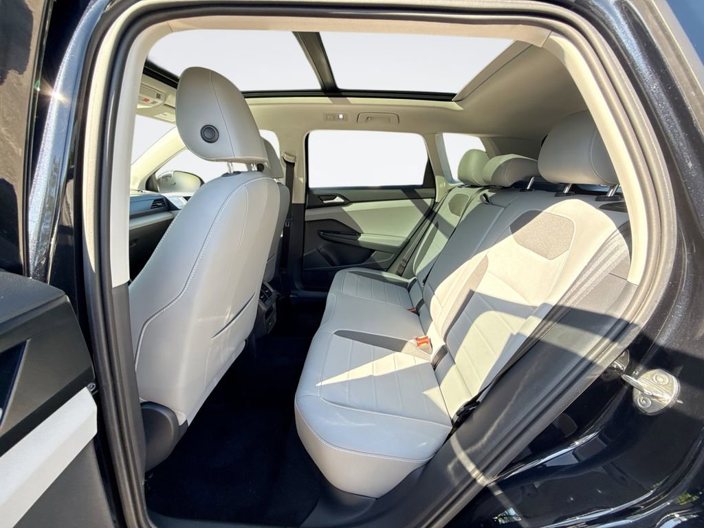 Used 2023 Volkswagen Taos SE w/ Panoramic Sunroof Package FWD image 26