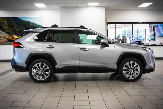 Used 2021 Toyota RAV4 XLE Premium image 5