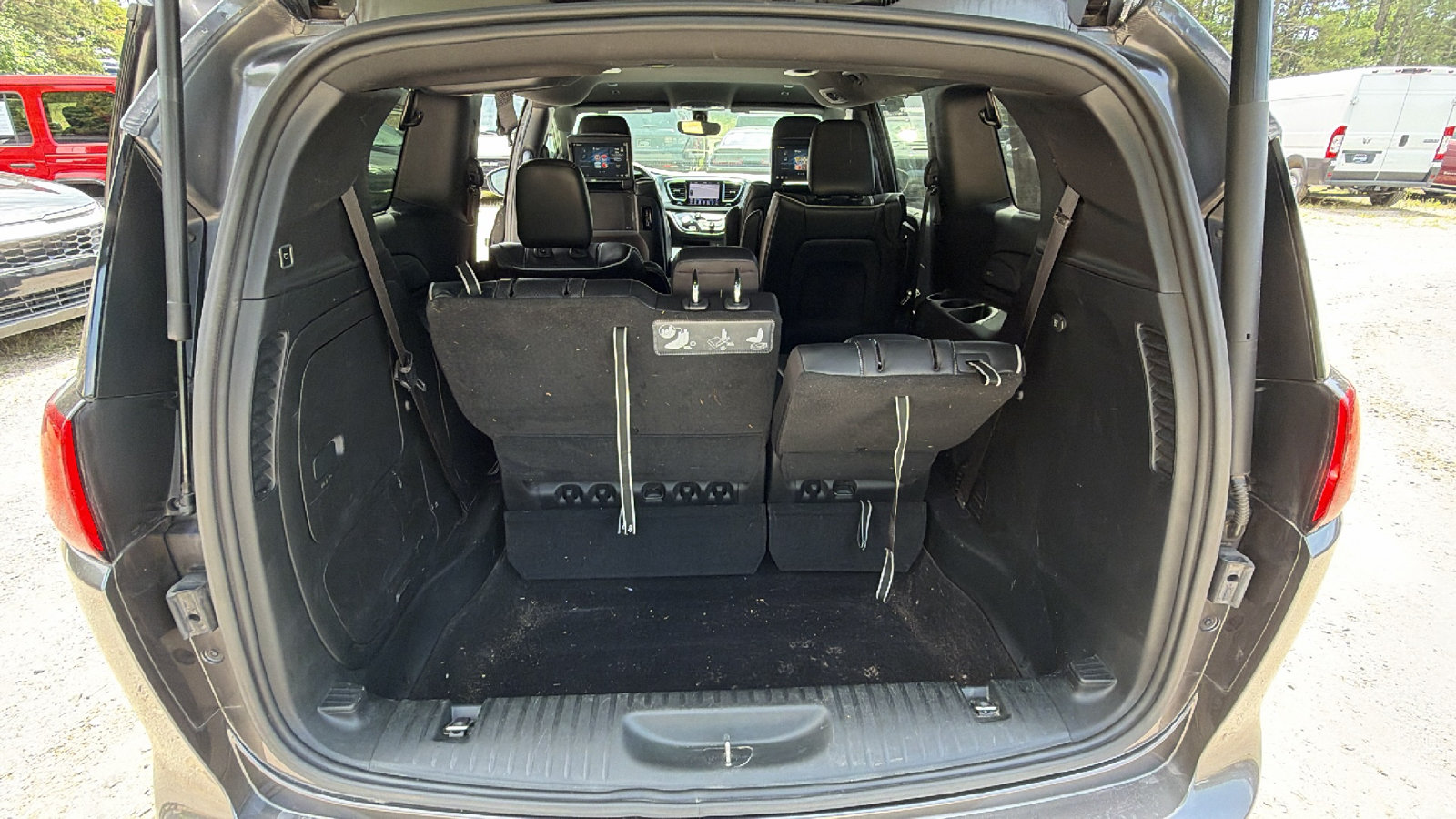 Used 2019 Chrysler Pacifica Limited w/ S Appearance Package FWD image 13