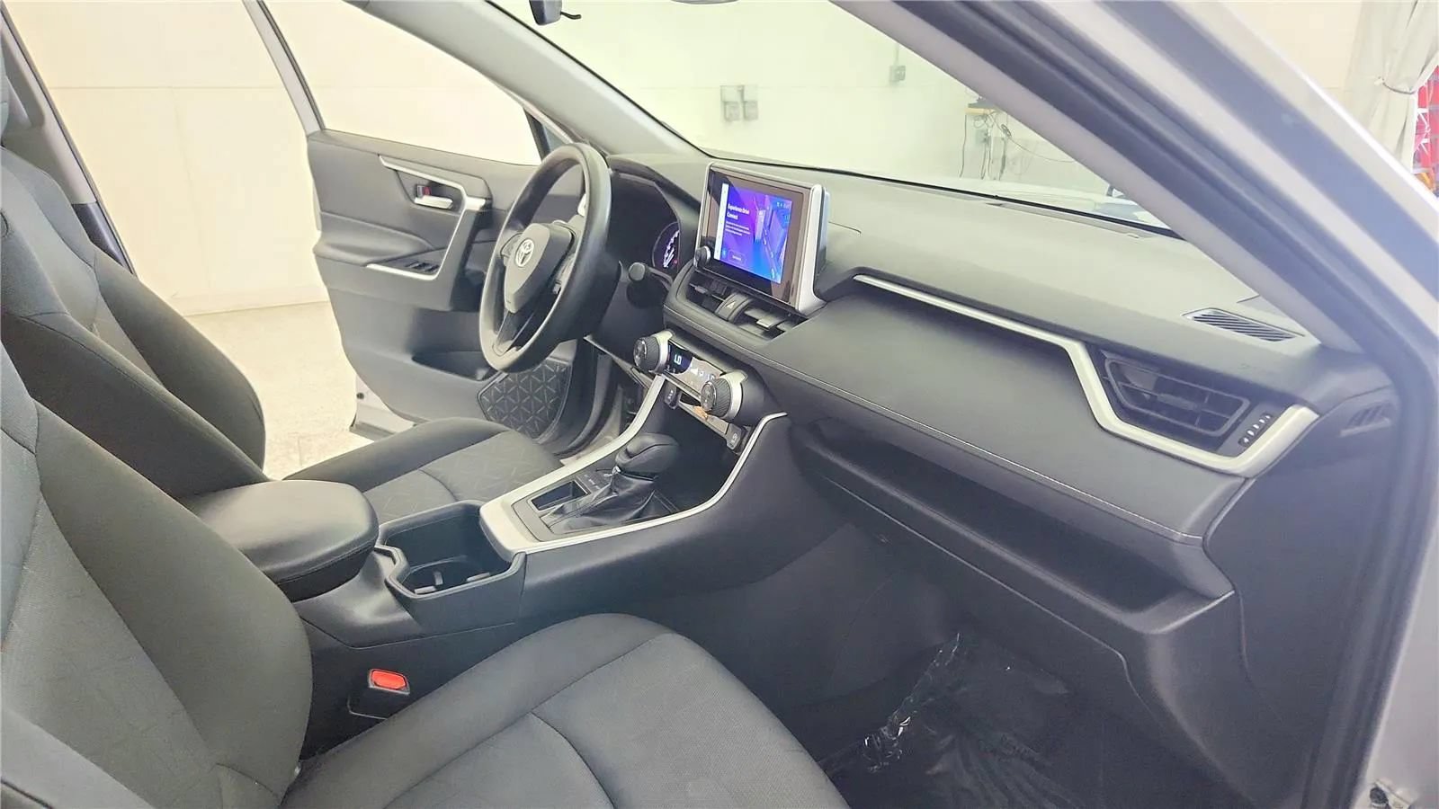 Used 2024 Toyota RAV4 XLE FWD image 35