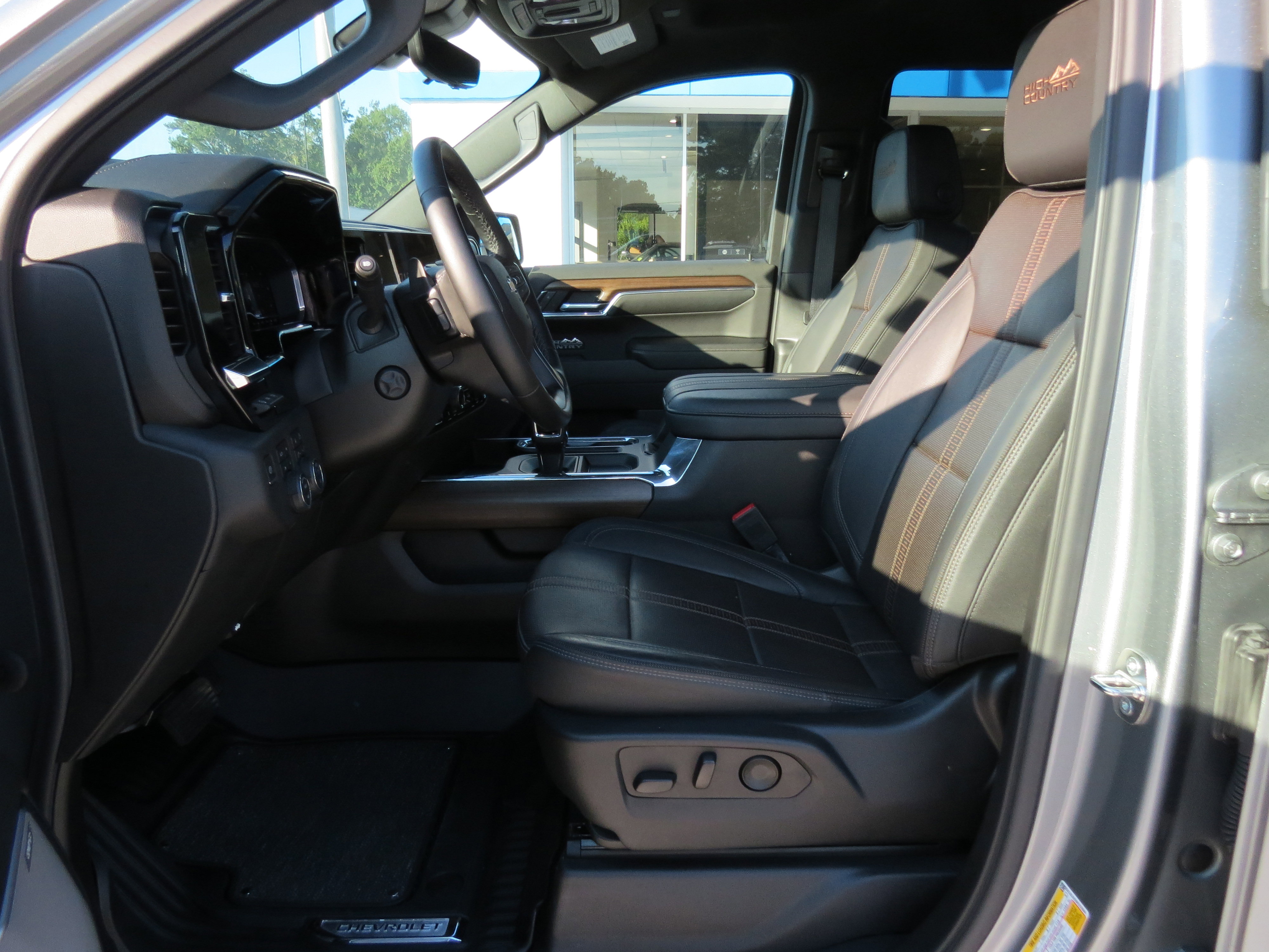 Used 2024 Chevrolet Silverado 1500 High Country w/ Technology Package AWD/4WD image 17