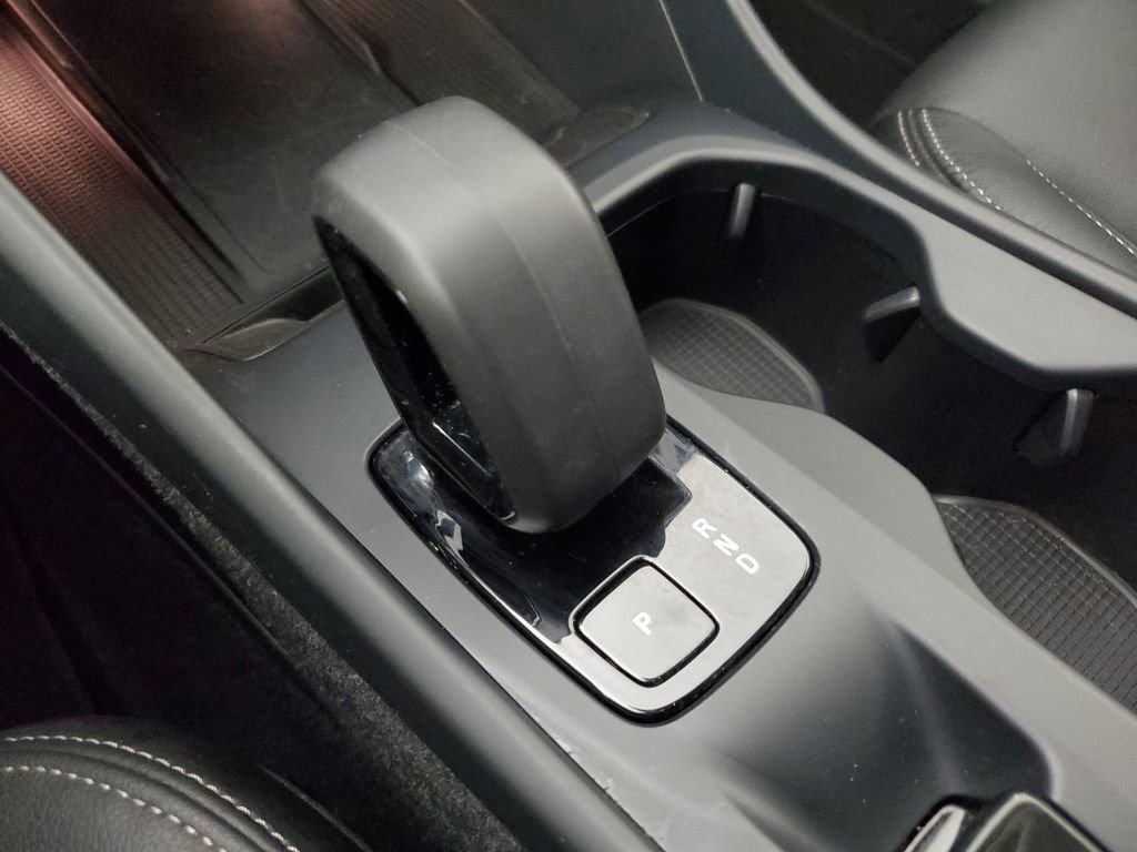 Certified 2025 Volvo XC40 B5 Core image 34