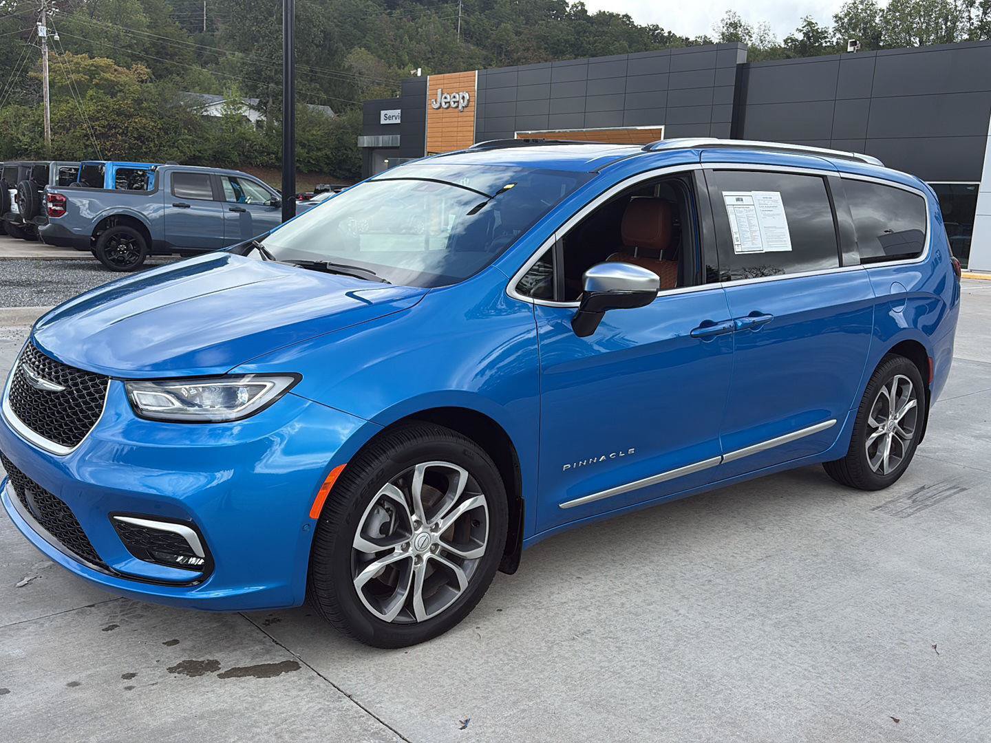 Used 2026 Chrysler Pacifica Pinnacle w/ Trailer Tow Group AWD/4WD image 8