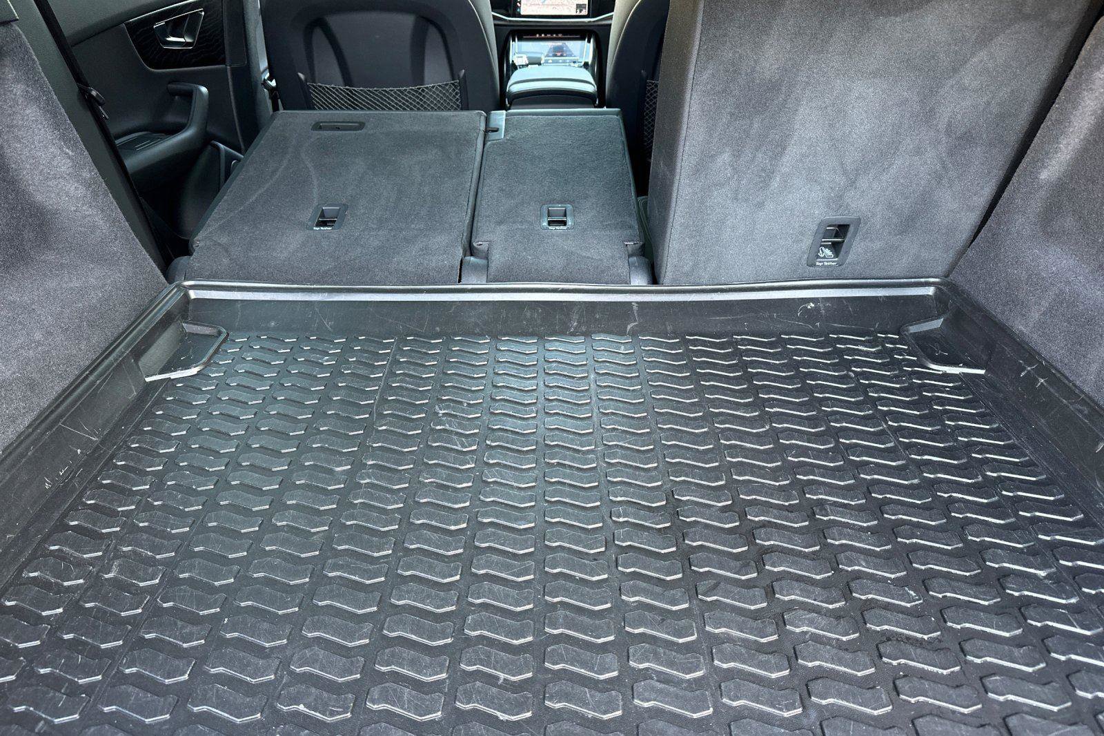 Used 2023 Audi Q8 Premium image 15